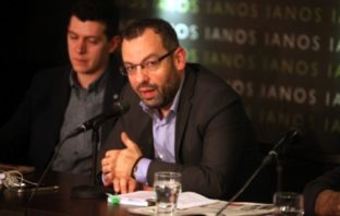 Τα χρυσά βατόμουρα της κομματικής ρητορικής