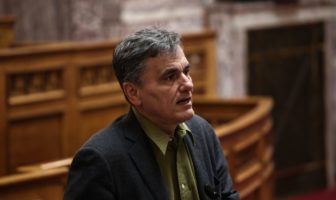 Επιμένει η ΝΔ για τον συνεργάτη Τσακαλώτου και την υπόθεση διαφθοράς-Απαντά το ΥΠΟΙΚ