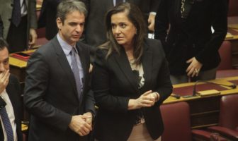 Σύσσωμη η οικογένεια Μητσοτάκη στο παλιό λιμάνι των Χανίων
