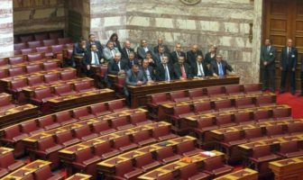 Ο εμφύλιος στη “Χρυσή Αυγή”, η τριχοτόμηση και η… στροφή Μπαρμπαρούση