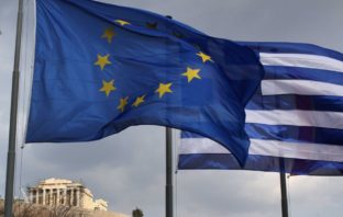 EUobserver: Η ελληνική έξοδος από το πρόγραμμα διάσωσης παίρνει μορφή
