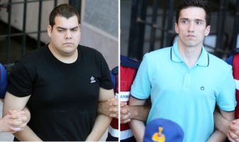 Το βίντεο με την προσαγωγή των δύο Ελλήνων στρατιωτικών στο δικαστήριο (video)