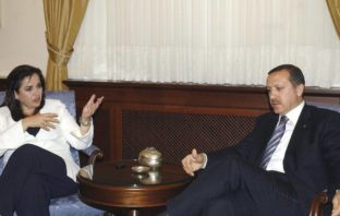 Η Ντόρα στην Άγκυρα, η αμηχανία στο Μοσχάτο…