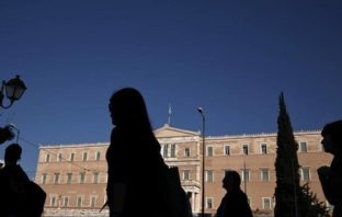 FT: Τι άλλαξε και τι δεν άλλαξε στην Ελλάδα της κρίσης