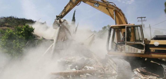 Άρχισε η κατεδάφιση αυθαιρέτων με 22 κτίσματα στην Αθηνών – Σουνίου