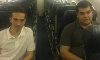 Τα χαμόγελα της επιστροφής: Μητρετώδης και Κούκλατζης στο πρωθυπουργικό αεροσκάφος