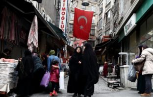 Σε πανικό η Τουρκία από την ελεύθερη πτώση της λίρας- Έχασε 40% της αξίας της έναντι του δολαρίου από τις αρχές του έτους