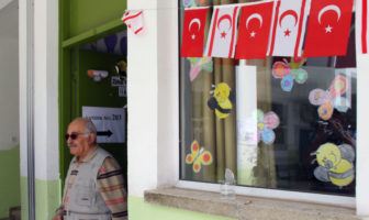 Η βύθιση της τουρκικής λίρας συμπαρασύρει σε χαμηλό 13 μηνών το ευρώ