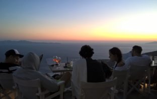 “Μαγιού” στα Υστέρνια της Τήνου: Το μπαράκι απ΄ όπου βλέπεις ένα από τα καλύτερα ηλιοβασιλέματα στις Κυκλάδες