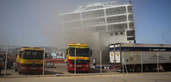 Πειραιάς: Στις φλόγες για δεύτερη μέρα το “Ελευθέριος Βενιζέλος”