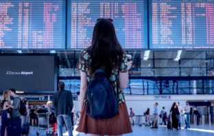 FT: Εμπόδιο στην ανάκαμψη το brain drain- Ούτε ένας στους δέκα Έλληνες δεν σκέφτεται ακόμα να επιστρέψει