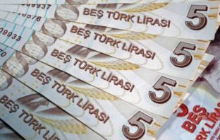 Τουρκική λίρα: Πώς καταγράφηκε η κρίση στα διεθνή ΜΜΕ, πού βρίσκεται σήμερα