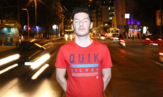 Σοκάρει το βίντεο με τον ιδιοκτήτη του κοσμηματοπωλείου και τον συνεργό του που λιντσάρουν μέχρι θανάτου τον 33χρονο