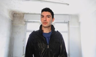 O 33χρονος ακτιβιστής της ΛΟΑΤΚΙ κοινότητας Ζαχαρίας Κωστόπουλος ο νεκρός της απόπειρας ληστείας σε κοσμηματοπωλείο στην Ομόνοια