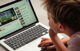 Οι πολλές ώρες μπροστά σε οθόνες επηρεάζουν τον εγκέφαλο των παιδιών