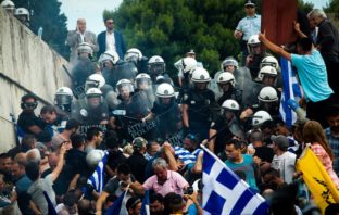 Ένταση και χημικά έξω από τη Βουλή -Στο σημείο και “μπλοκ” της Χρυσής Αυγής (εικόνες)