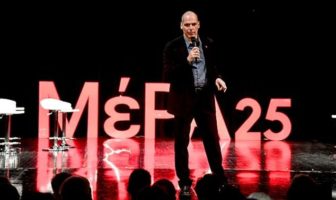 Ο Βαρουφάκης παρουσίασε το ευρωψηφοδέλτιο – Η υποψηφιότητα Γρηγοριάδη και το χειροκρότημα για τους φυλακισμένους τραπεζίτες