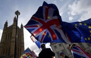 Παράταση για το Brexit έως 30 Ιουνίου ζήτησε η Μέι