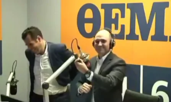 Ο Μπογδάνος… και τα μυαλά στα κάγκελα – Δείτε να χορεύει τον… “Μακεδονικό” (vid)
