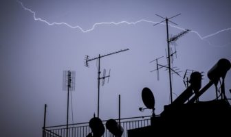 Μέσα σε μία ώρα 680 κεραυνοί και 60 χιλιοστά βροχής στην Αττική!