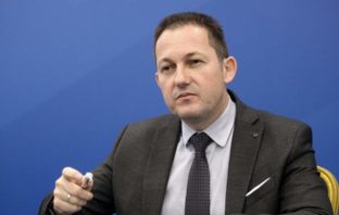 Η ανακοίνωση της νέας κυβέρνησης από τον Στέλιο Πέτσα