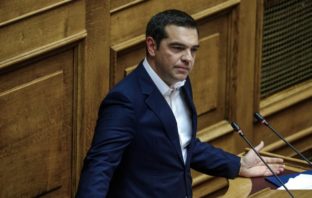 Τσίπρας σε Μητσοτάκη: Δίνετε λίγα σε πολλούς και πολλά σε λίγους (vid)