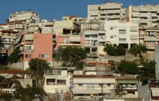 Σε τρία και όχι σε δύο χρόνια η μείωση του ΕΝΦΙΑ κατά 30% – Προσαρμογές για την επίτευξη των στόχων