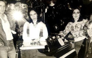 25 Ιουλίου 1983: Η θρυλική συναυλία του Λουκιανού Κηλαηδόνη στη Βουλιαγμένη