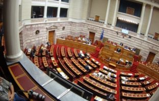 Guardian: Υστερα από 9 χρόνια οι Ελληνες βουλευτές συμμορφώνονται με τον αντικαπνιστικό νόμο