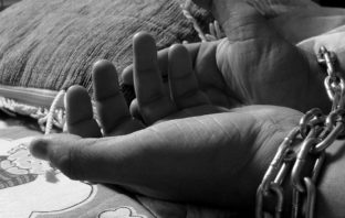 Παγκόσμια Ημέρα κατά της Εμπορίας Ανθρώπων – Μόλις 142 περιστατικά καταγράφηκαν στην Ελλάδα την προηγούμενη 5ετία