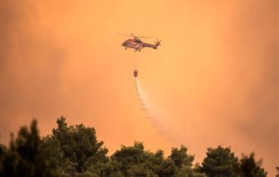 Εύβοια: Ολονύχτια μάχη με τις φλόγες σε πολλά μέτωπα- Εκκενώθηκαν χωριά- Αλλάζει συνεχώς φορά ο άνεμος