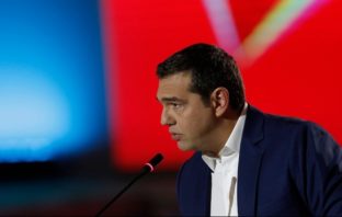 “Ψήφισε” για νέα θητεία Παυλόπουλου ο Αλ. Τσίπρας- “‘Οχι” σε Πρόεδρο- κομματάρχη