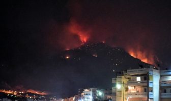 Μαίνεται η φωτιά στο Λουτράκι – Μεγάλη πυρκαγιά στο χωριό Αγαλάς Ζακύνθου
