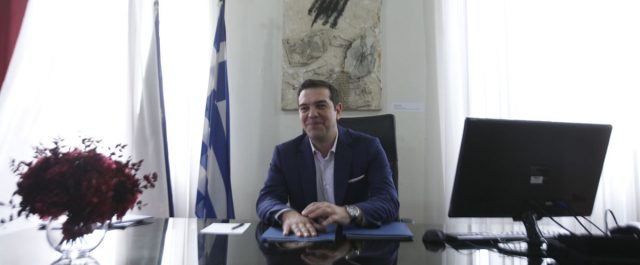 Διαμαρτυρία εργαζομένων ΟΑΣΘ και “Καρυπίδη” έξω από το Γραφείο του πρωθυπουργού στη Θεσσαλονίκη