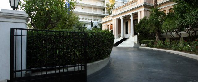 Μαξίμου: Ο Μητσοτάκης ταυτίζεται με το ΔΝΤ – Η απάντηση της ΝΔ