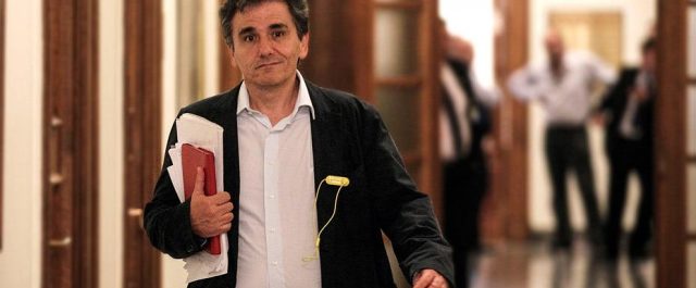 Θεσμοί: Μείωση αφορολόγητου για απεμπλοκή της αξιολόγησης