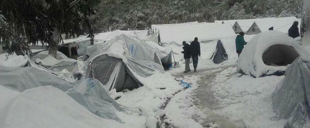 Πολιτική κόντρα για τους «παγωμένους» πρόσφυγες στη Μόρια