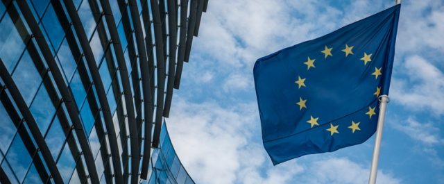 Handlesblatt: “Πόλεμος” Σόϊμπλε- Κομισιόν/ΕΚΤ για το ευρωομόλογο