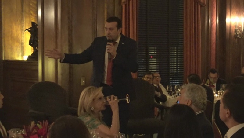 Ο Παππάς φόρεσε…γραβάτα για χάρη του Τραμπ και των ομογενών [εικόνες]