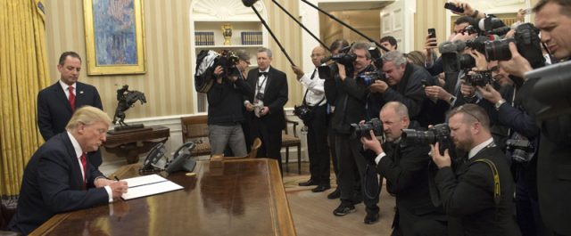 Το πρώτο διάταγμα του Τραμπ: Κατήργησε το Obamacare