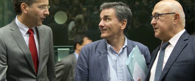 Σημείωμα της κυβέρνησης για το Bloomberg: 35%+40%+…”λύση-πακέτο”