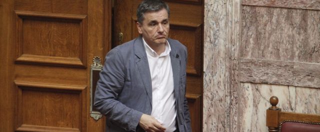 Με πρόταση για διευρυμένο “κόφτη” ο Tσακαλώτος στο Eurogroup