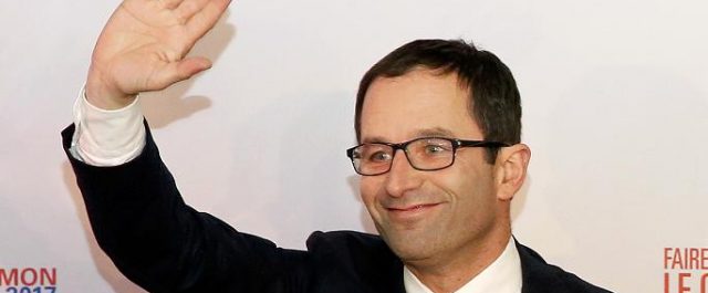 Έκπληξη στη Γαλλία: Το “αουτσάϊντερ” Μπενουά Αμόν νίκησε τον Βαλς στα προκριματικά των Σοσιαλιστών
