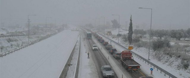 Σφοδρή κακοκαιρία- Επιχείρηση απεγκλωβισμού οδηγών στην Κορίνθου- Πατρών