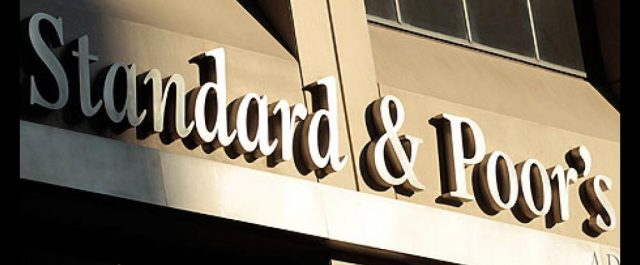 S&P: Αισιόδοξες προβλέψεις, καθυστέρηση στη β’ αξιολόγηση
