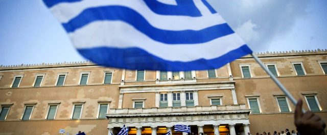 SZ: Για γεωστρατηγικούς λόγους, η ΕΕ δεν πρέπει να αφήσει την Ελλάδα να καταρρεύσει