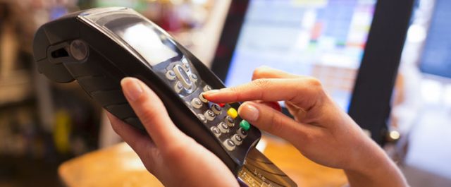 Υπουργική απόφαση: Οι πρώτοι 200.000 που υποχρεούνται να βάλουν POS