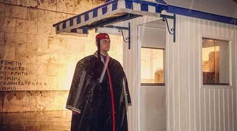 Εύζωνοι ακίνητοι στο χιόνι…