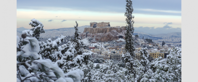 Η χιονισμένη Ακρόπολη κάνει το γύρο του κόσμου