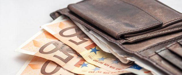 Μειώνονται οι εισφορές αυξάνονται 13% οι μισθοί έως το 2020[αναλυτικοί πίνακες]